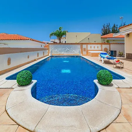 Angel's Poolside Callao Salvaje